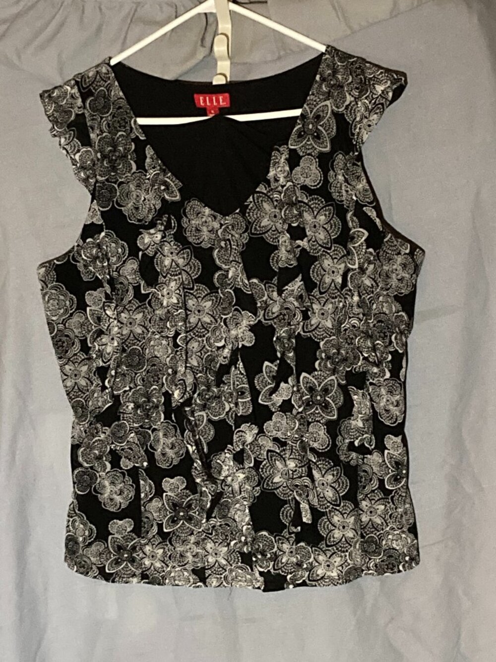 ELLE Women’s Black w/White Flowers Sleeveless Ruffle Blouse-Size XL